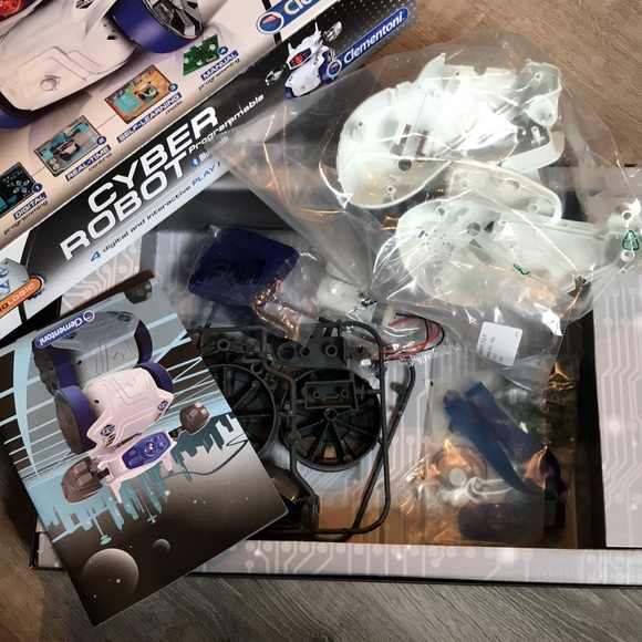 Clementoni Programmable Cyber Robot Construction Kit - Picture 6 of 6